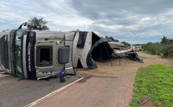 Freada repentina provoca tombamento de carreta na BR-163