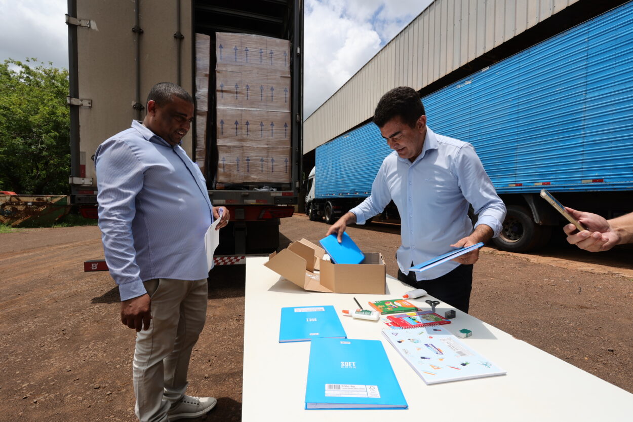 Prefeitura recebe kits escolares para 2026 e inaugura nova era na Educação de Dourados 