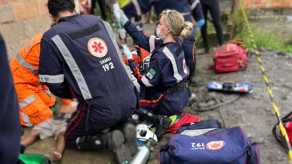 Menino de 5 anos é soterrado após o desabamento de um muro de arrimo