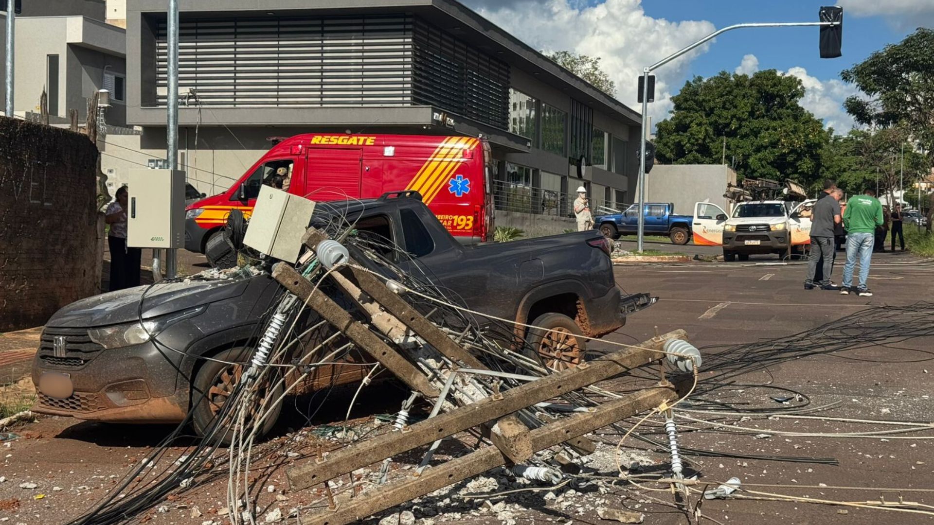 Caminhão derruba postes e atinge veículos no centro de Campo Grande