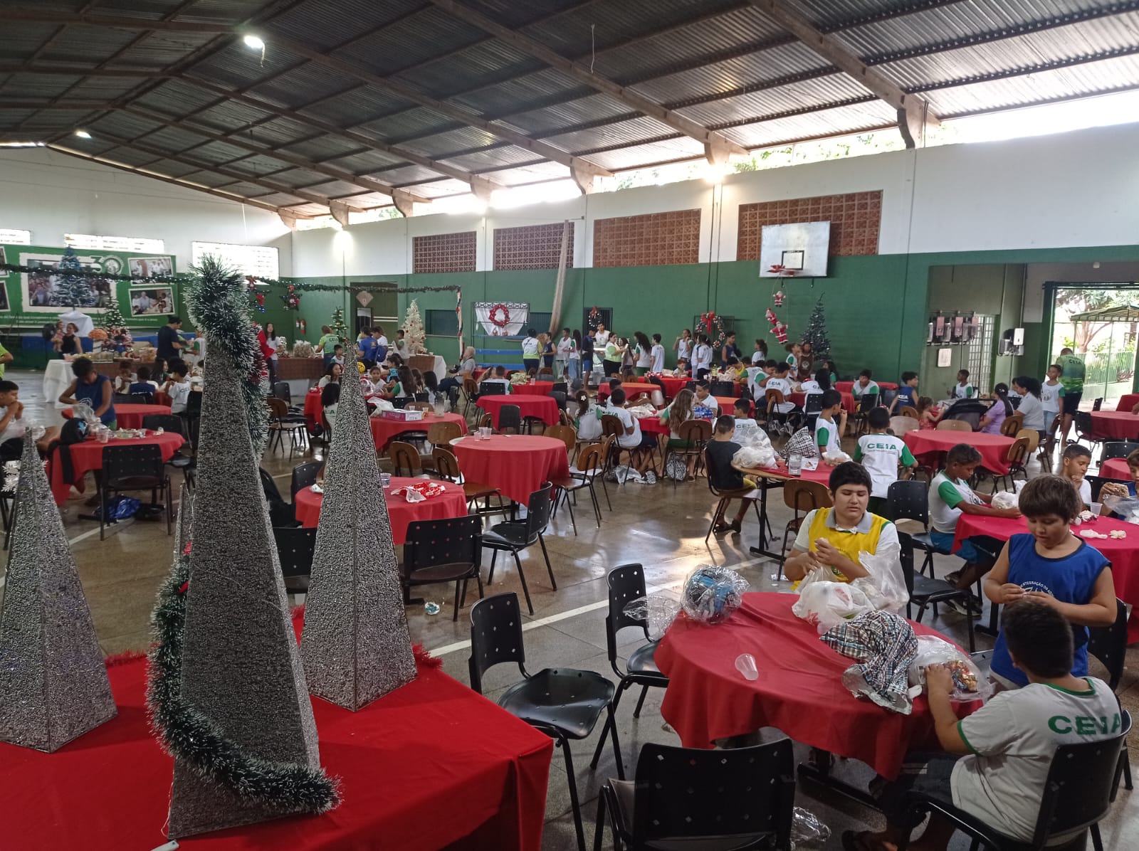 Ceia encerra ano com Festa de Natal e distribuição de cestas de alimentos