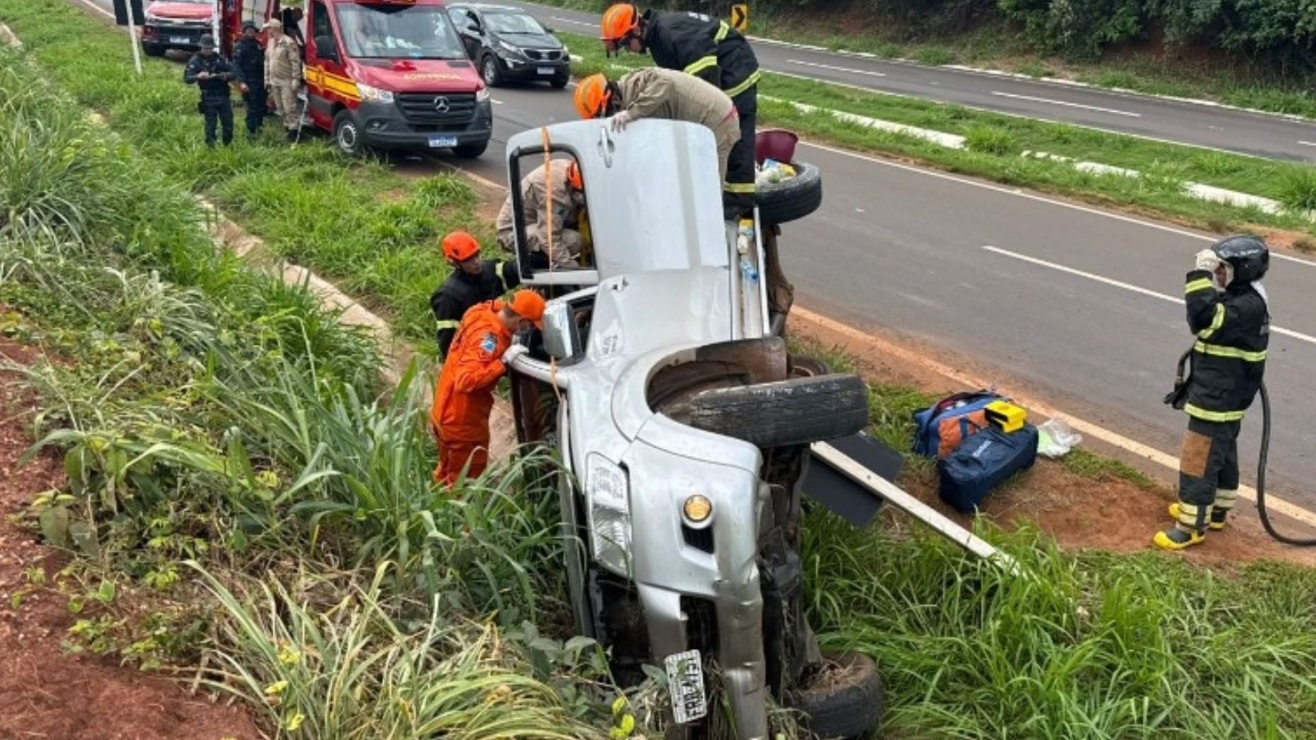 Caminhonete capota na MS-134 e deixa três feridos