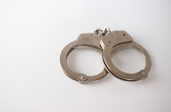 Jovem é preso após matar homem e levar cabeça da vítima para festa de família