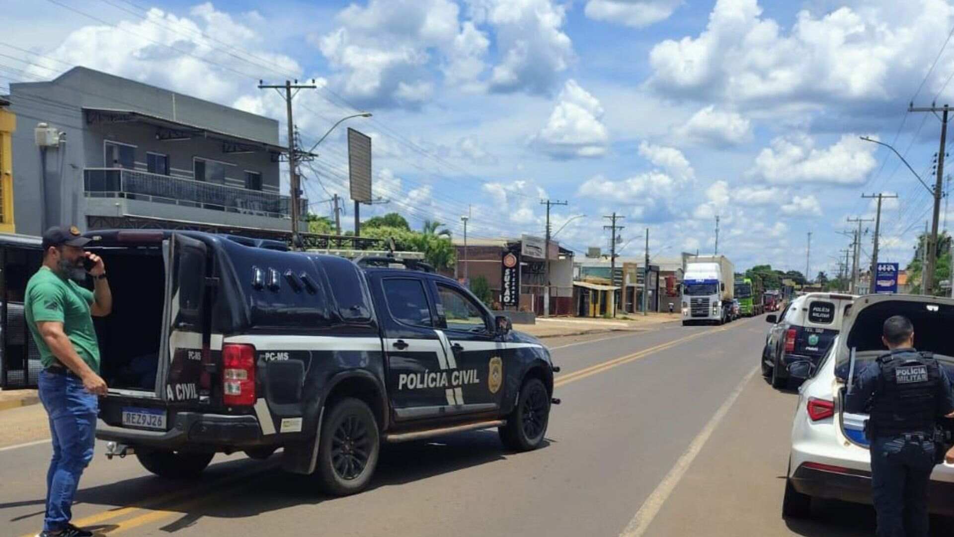 Tentativa de feminicídio: taxista esfaqueia mulher e foge com ajuda da filha