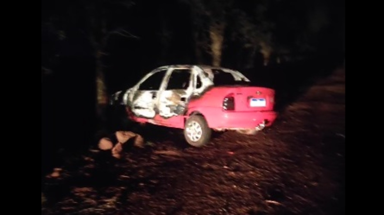 Corpo carbonizado é achado dentro de carro incendiado em Rio Brilhante