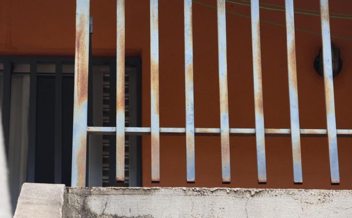 Vizinhos denunciam possível cárcere privado de idosa em Campo Grande