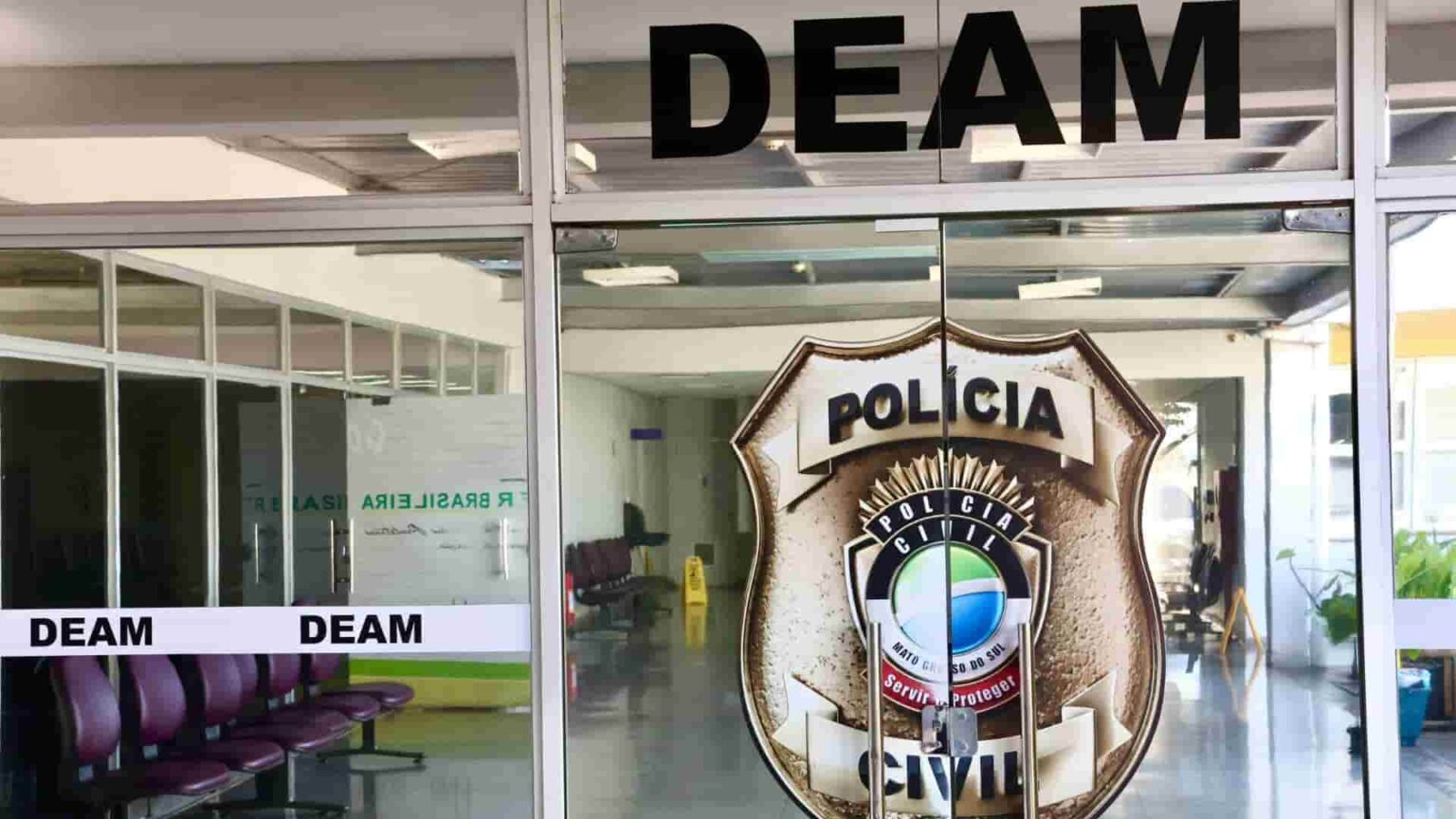 Perseguida pelo ex-companheiro, mulher pede socorro em shopping