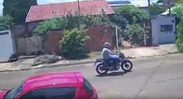 Motociclista é preso após série de importunações contra menores