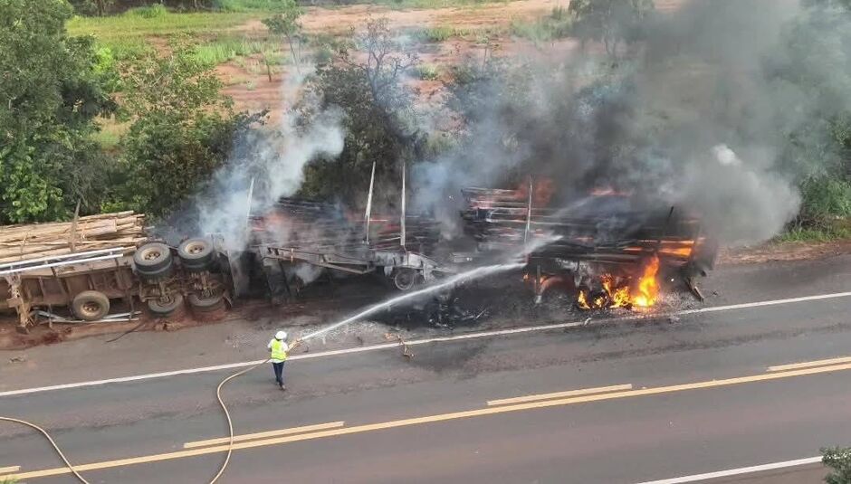 Fogo consome caminhão carregado de tora de eucalipto nessa madrugada