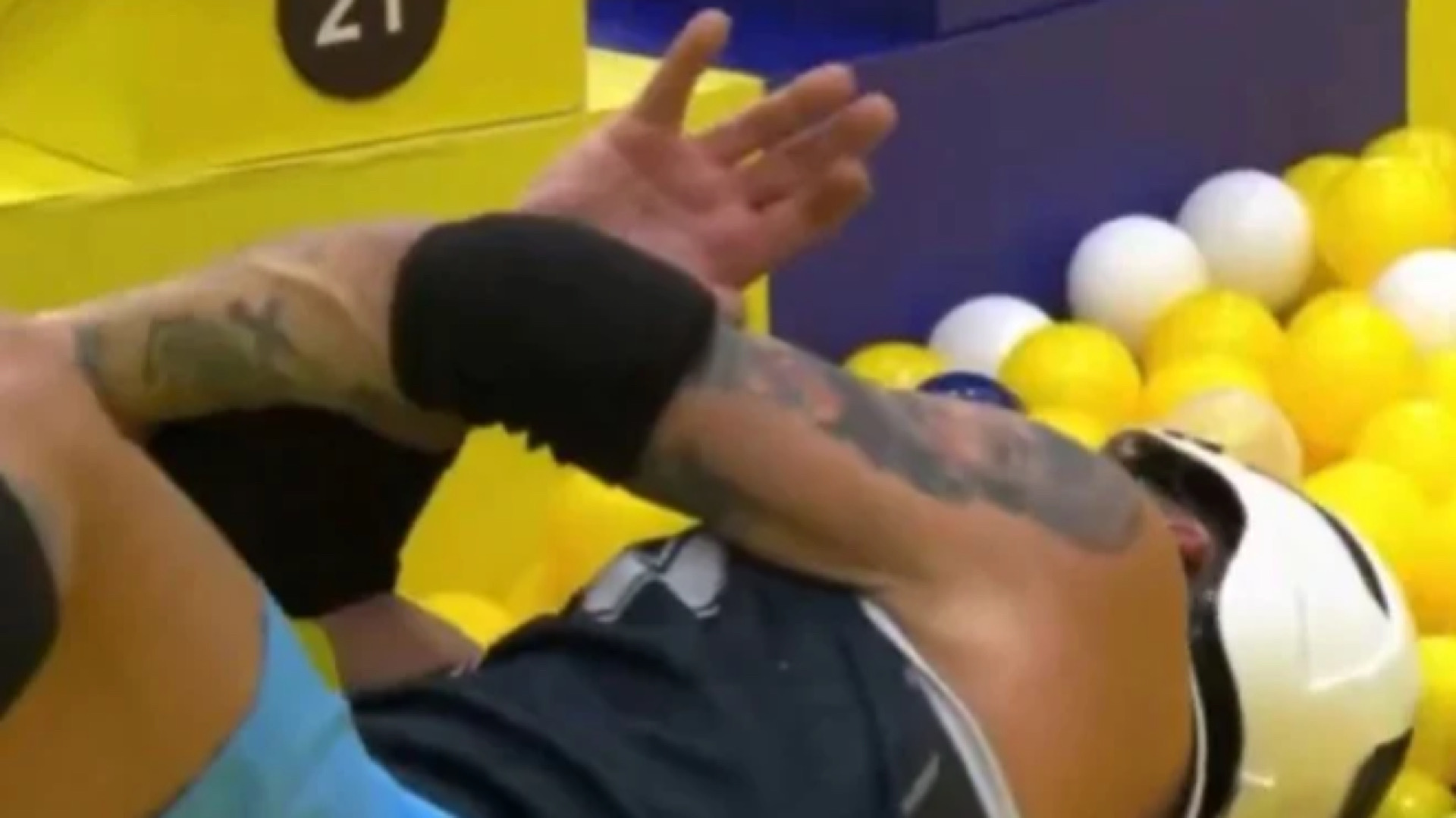 Susto no BBB 26: Henri Castelli tem convulsão em prova de resistência