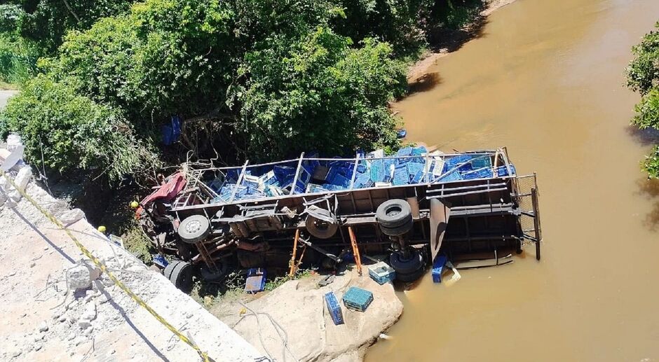 Caminhão sai da pista, despenca no Rio Piquiri e motorista morre