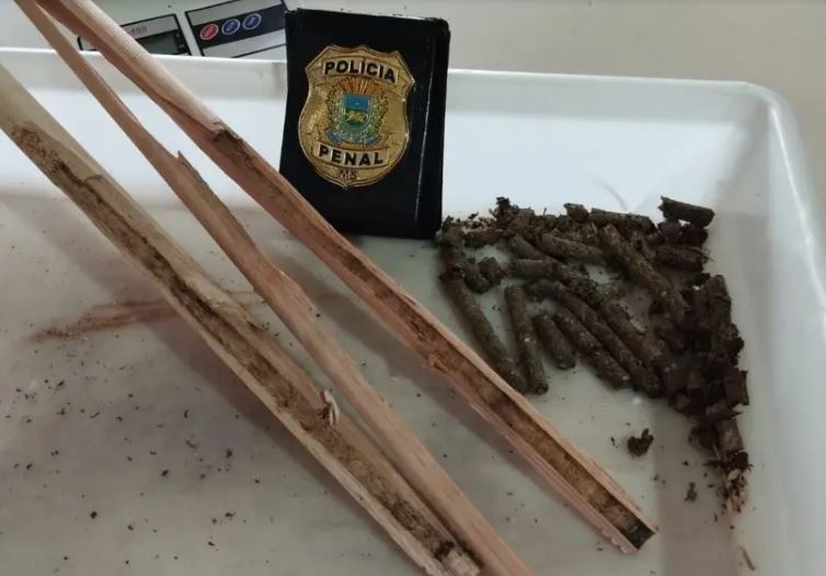 Mulher é presa com maconha escondida em vassoura ao visitar marido