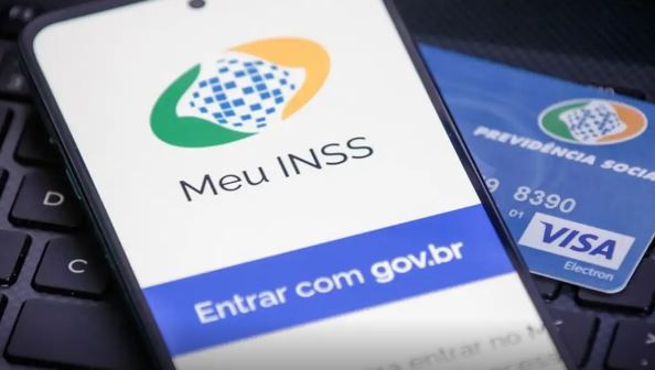 Mulher usa falso agendamento do INSS para chamar a polícia contra marido agressor