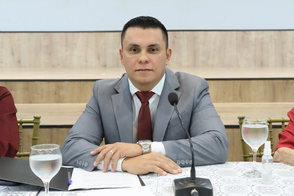 Vereador Dalton reforça pedido de reforma da quadra poliesportiva de Macaúba