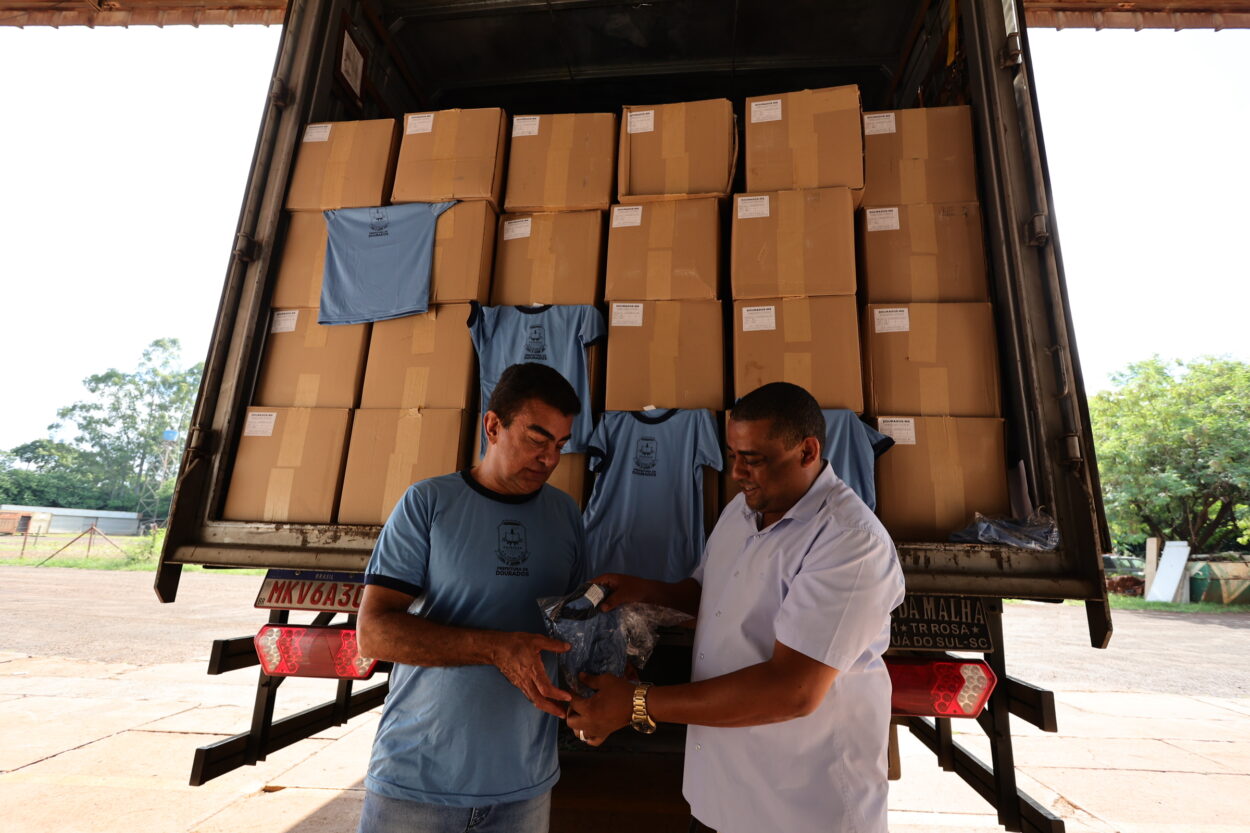 Dourados entrega uniforme e kit escolar no primeiro dia de aula pela primeira vez