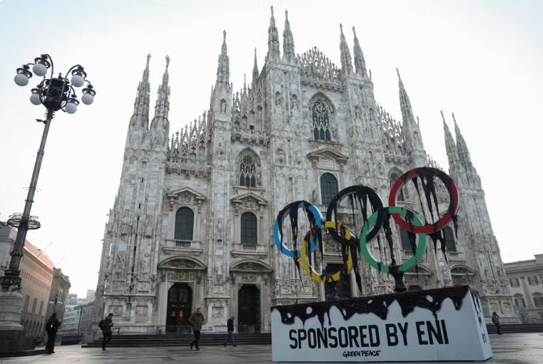 Greenpeace protesta em Milão contra patrocínio de empresa petrolífera aos Jogos de 2026