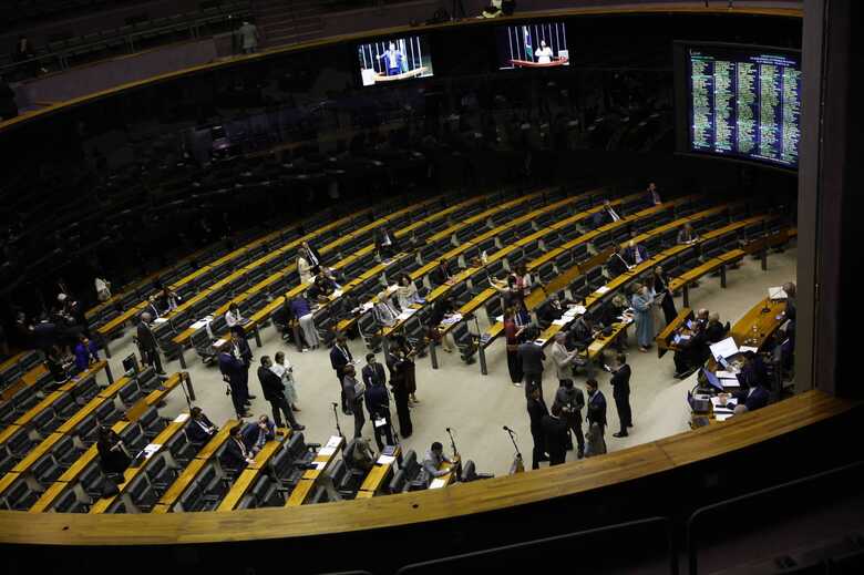 Câmara amplia verba de gabinete em 23% após reajuste salarial