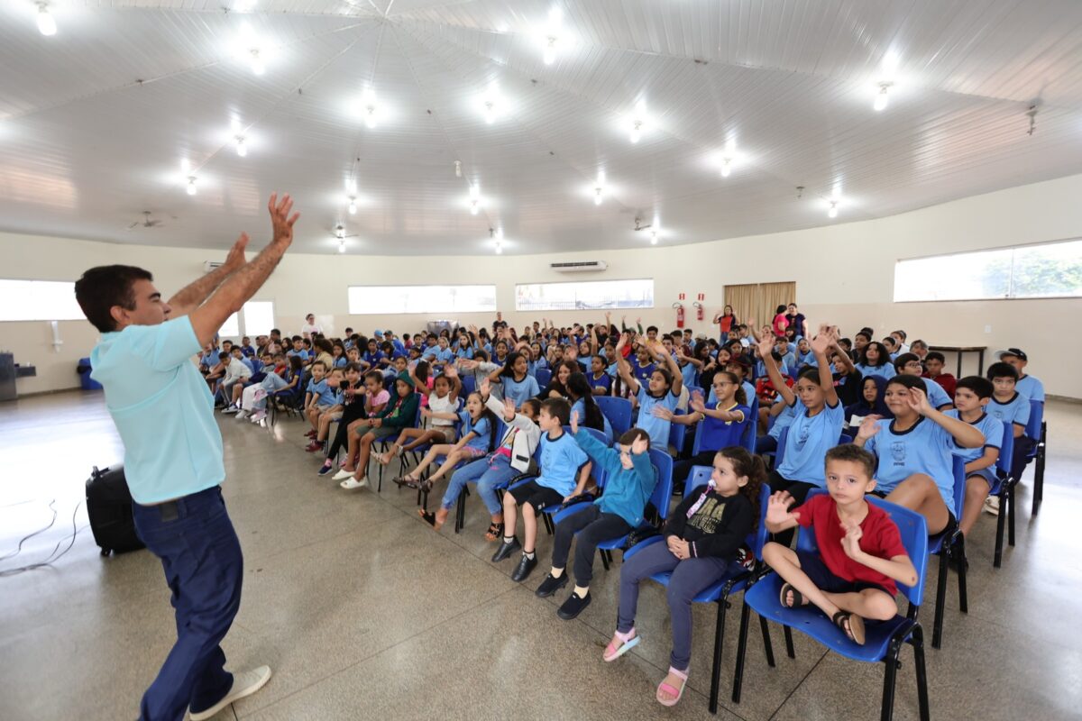 Entrega de kits e uniformes no primeiro dia de aula emociona pais de estudantes
