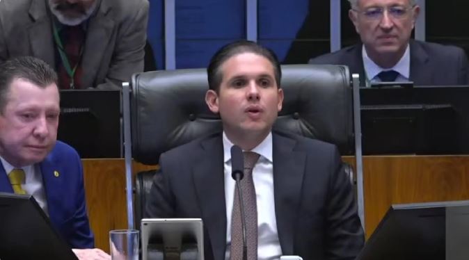 Fim da escala 6×1 avança na Câmara e PEC segue para análise da CCJ