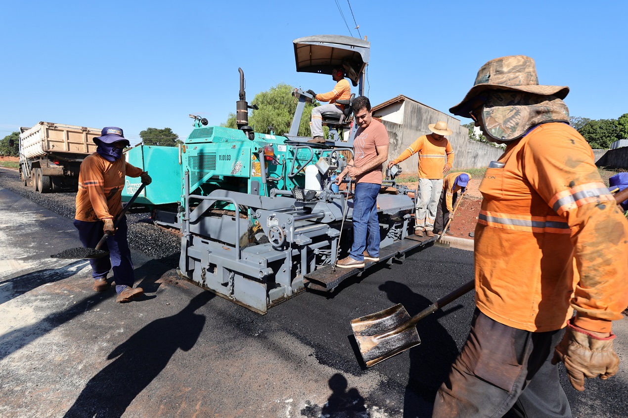 Prefeitura avança com asfalto no Altos do Indaiá após décadas de espera dos moradores