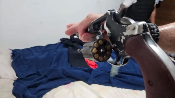 Polícia encontra arma em casa de suspeito de cárcere privado e violência doméstica