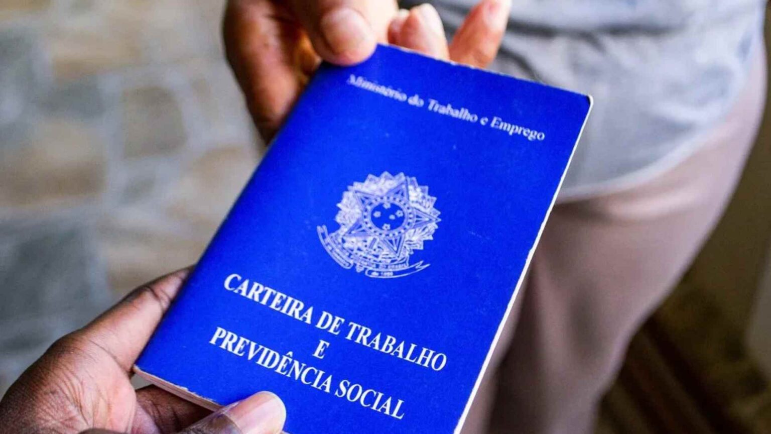 Fim da escala 6×1 teria custo semelhante ao de reajustes históricos do salário mínimo, aponta Ipea