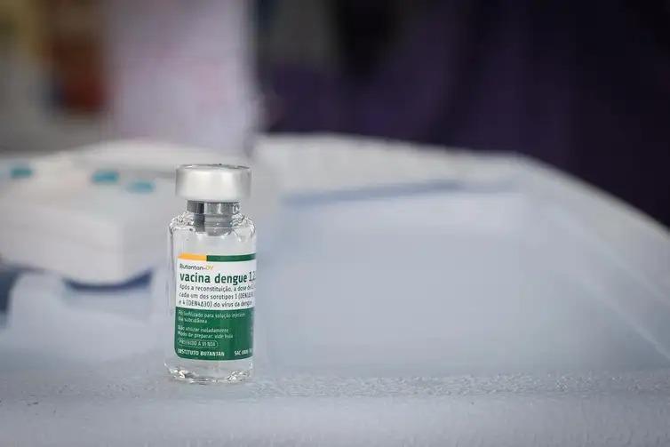 Profissionais da linha de frente começam a receber vacina brasileira contra dengue