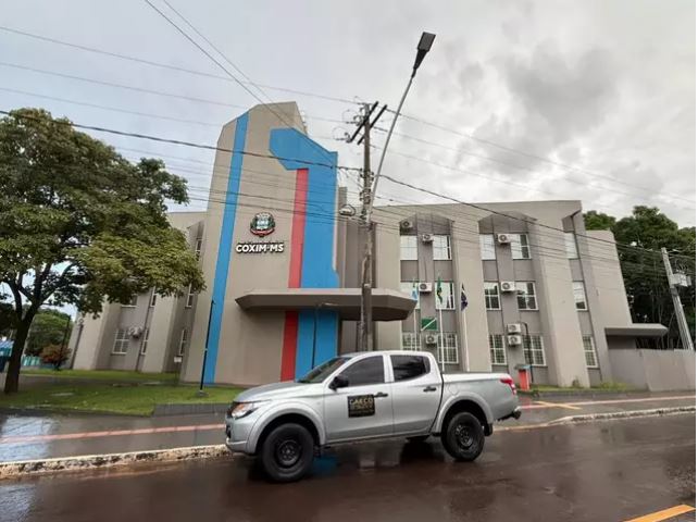 Viaturas do Gaeco amanhecem em frente à Prefeitura de Coxim