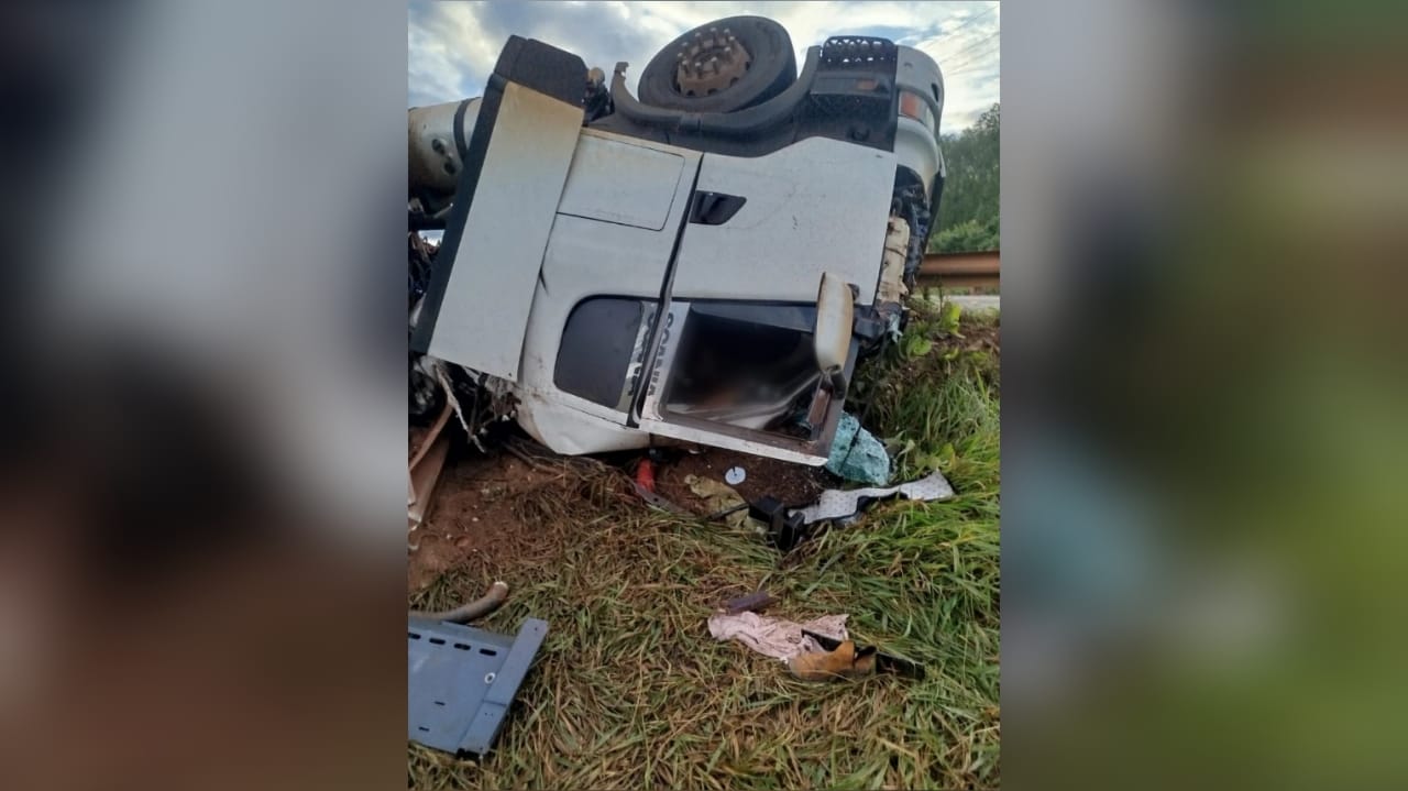 Caminhoneiro morre após tombamento de boiadeiro na BR-158