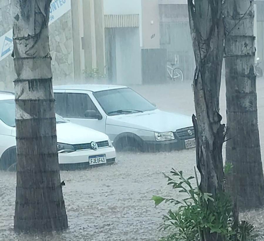 Temporal com 110 mm em menos de uma hora alaga Amambai