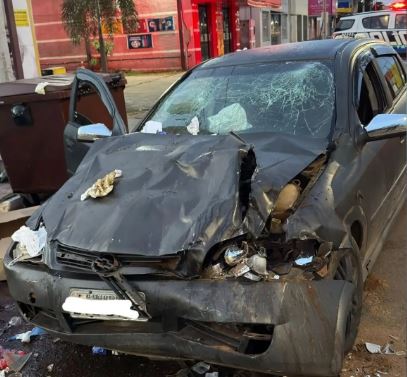 Motorista sem CNH provoca colisão com caminhão de lixo e deixa quatro feridos graves