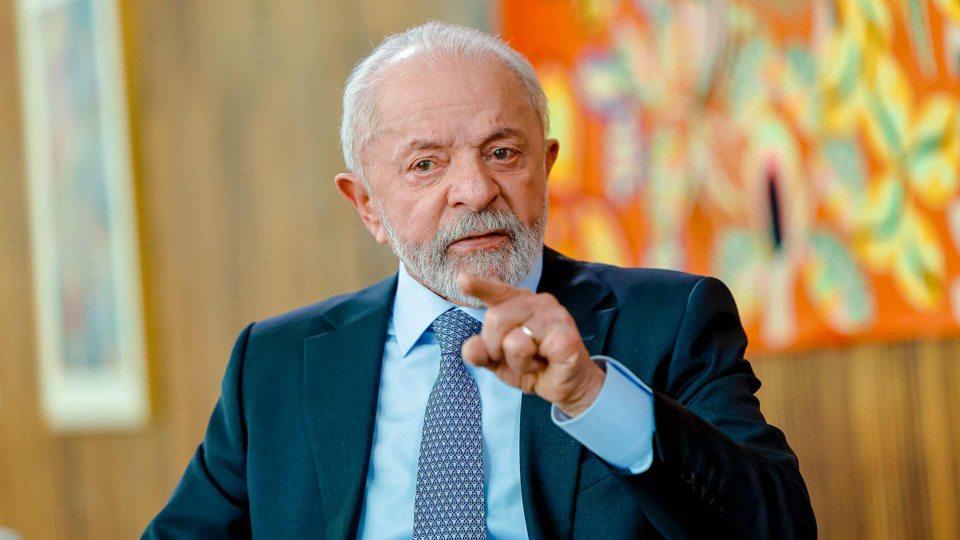 Lula sanciona reajustes do Legislativo, mas barra benefícios acima do teto