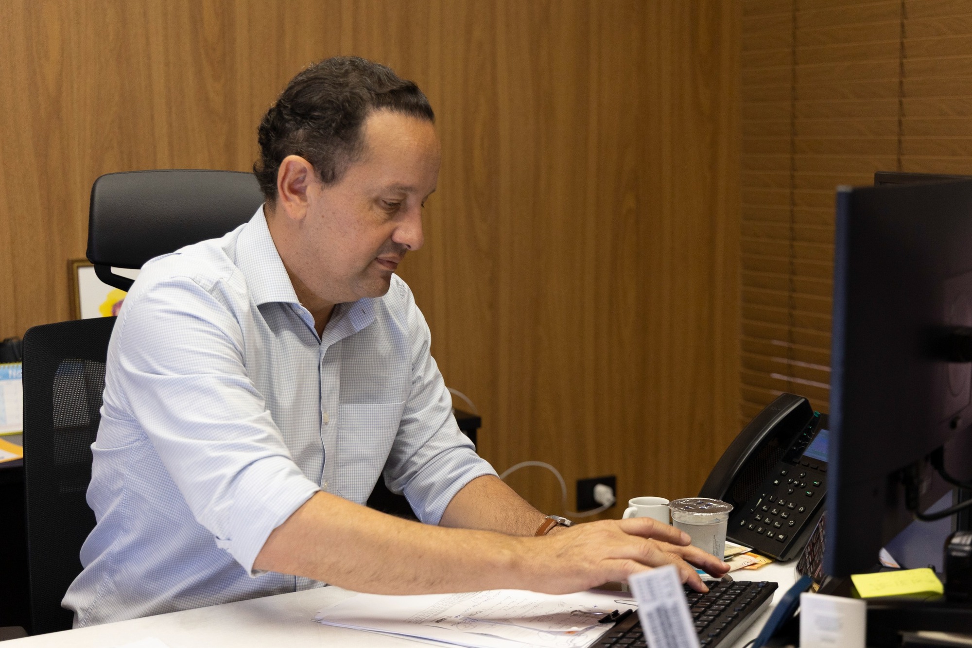 Governo reforça controle de despesas para preservar investimentos em 2026