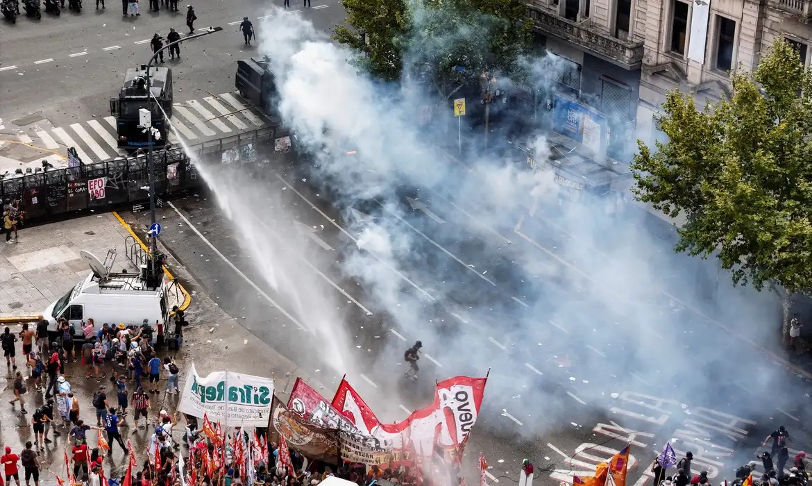 Câmara argentina aprova reforma trabalhista de Milei após greve geral