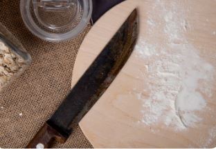 Faxineira denuncia chefe de cozinha por ameaças e destruição em residência