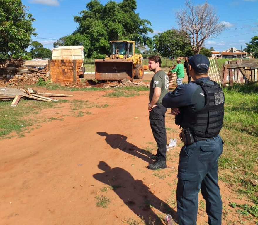 Casa usada como ponto de drogas é demolida após prisões em Bataguassu
