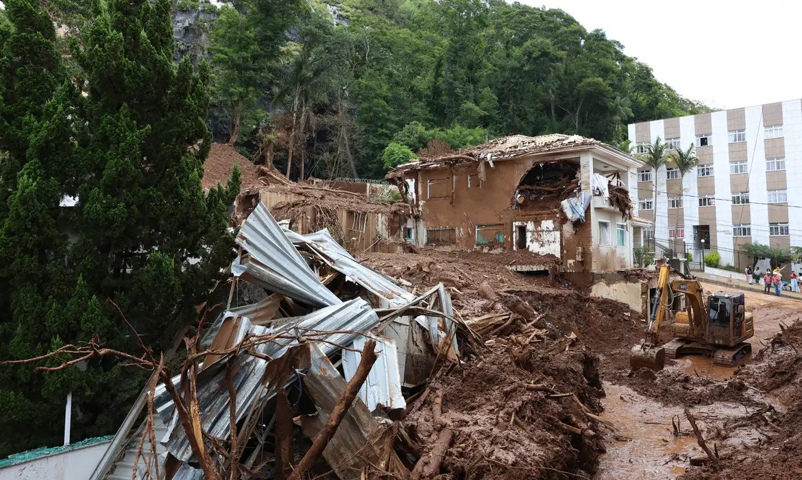 Lula deve sobrevoar áreas atingidas pelas chuvas em Minas Gerais neste sábado