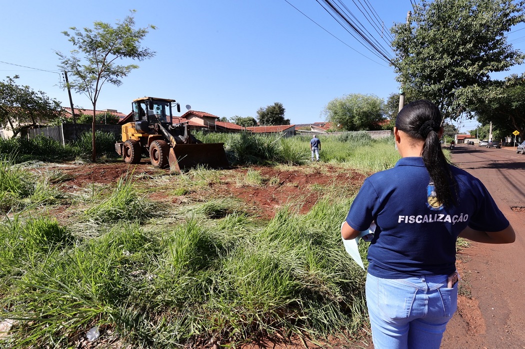 Prefeitura inicia limpeza de terrenos baldios após descumprimento de notificações 