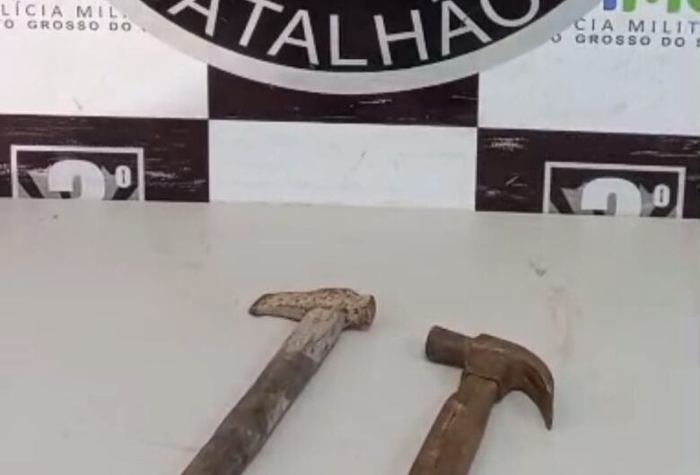Homem é preso após ameaçar pais idosos com machadinha e martelo em Dourados