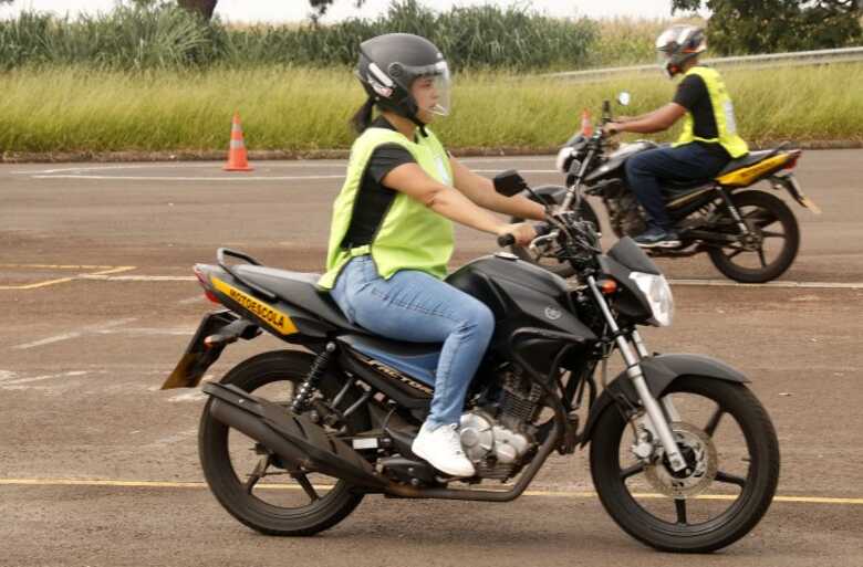 No Mês da Mulher, Detran-MS oferece curso de pilotagem segura para motociclistas
