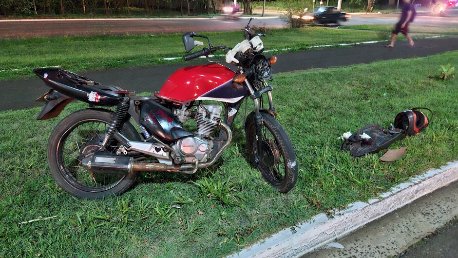 Homem bate em viatura ao tentar fugir da PM e leva polícia a depósito com drogas e cigarros contrabandeados