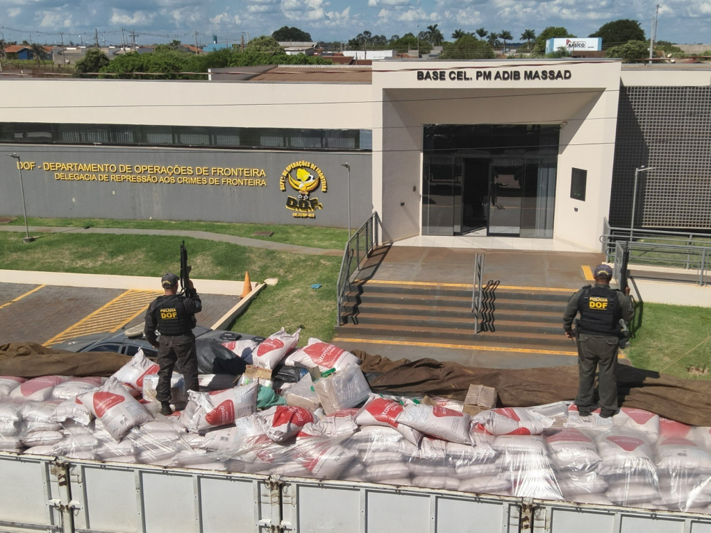 Motorista é preso com quase 1 tonelada de maconha escondida em carga de açúcar