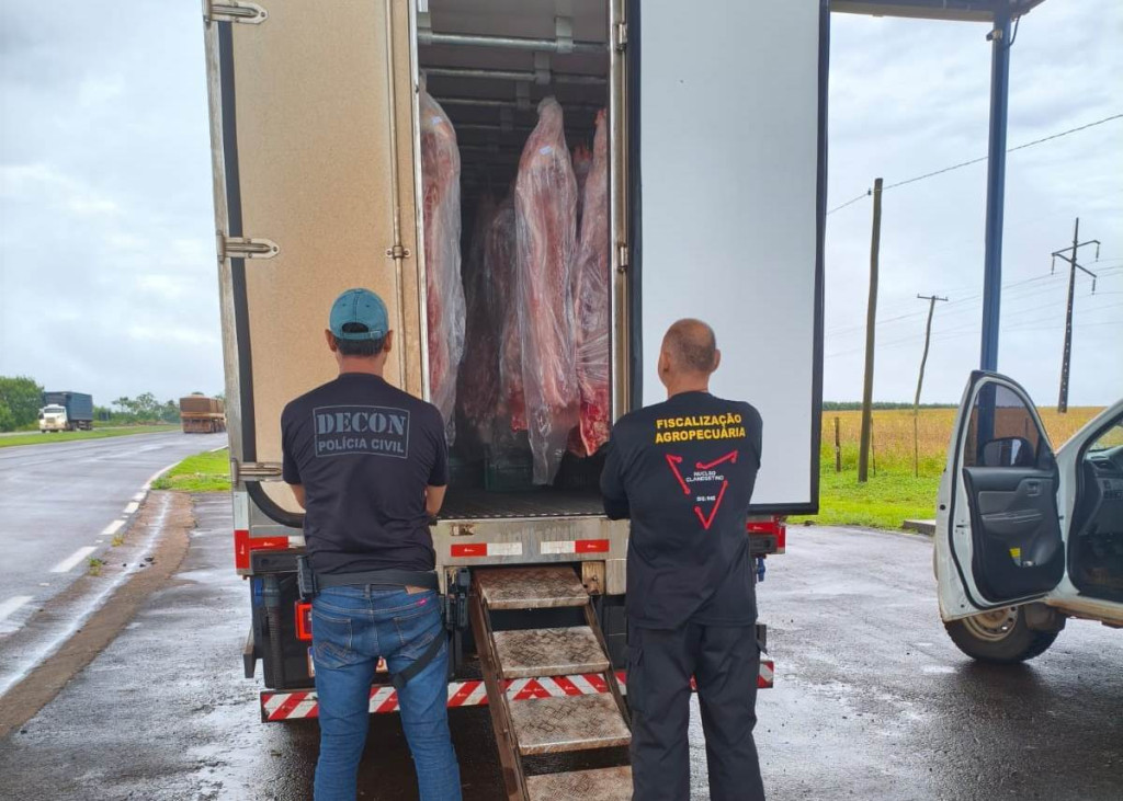 Iagro e Polícia fecham entreposto clandestino de carne suína em Dourados