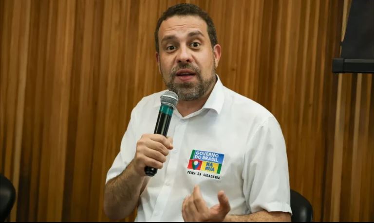 “É banditismo”, diz Boulos sobre aumento de diesel nos postos