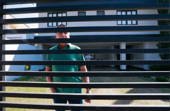 Bolsonaro recebe alta e passa a cumprir prisão domiciliar em Brasília