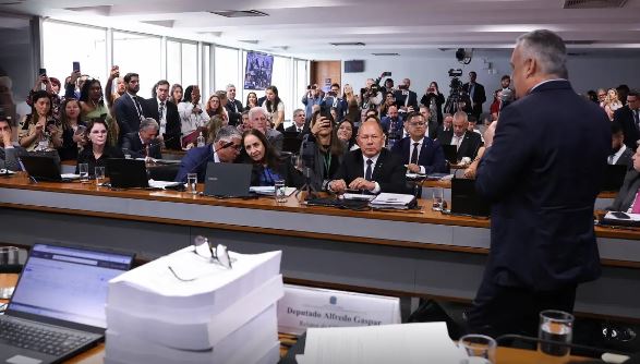 Relatório da CPMI do INSS pede indiciamento de 216 pessoas