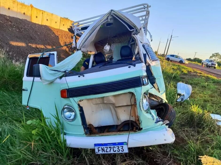Colisão entre Kombi e carreta deixa dois mortos em rodovia de MS