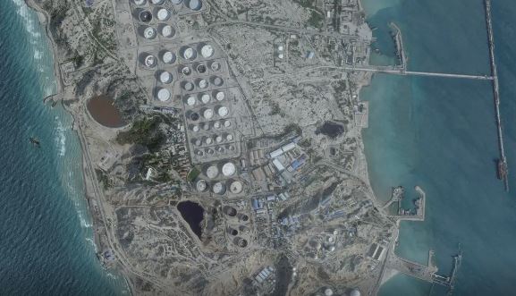 Irã incendeia petroleiro gigante perto de Dubai após alertas de Trump