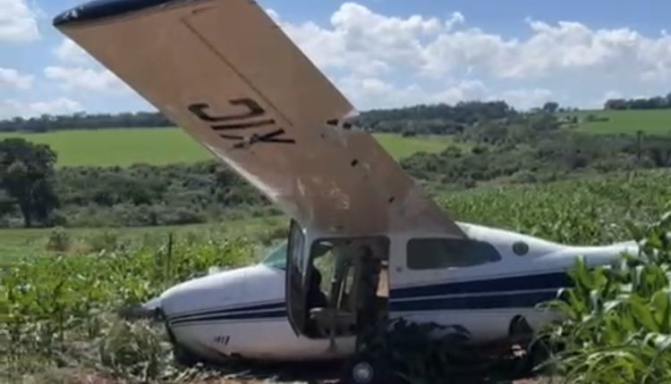 Avião com filho de ex vereador realiza pouso de emergência em lavoura de milho