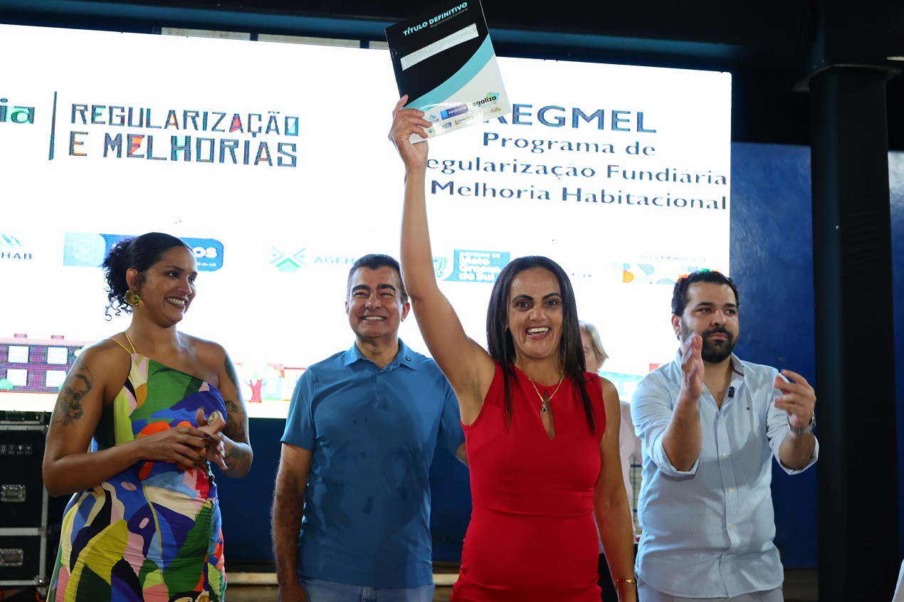 Prefeitura entrega mais 120 títulos e lança reforma inédita de 30 casas para famílias